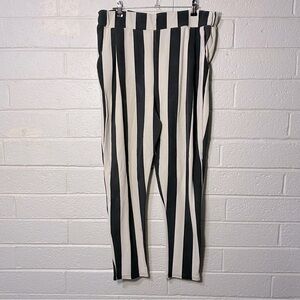 Boohoo Women’s Pants Leggings Style with Pockets Faded Black & White Stripe flaw